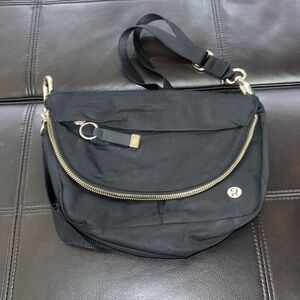 Lululemon Festival Bag 5L black with gold